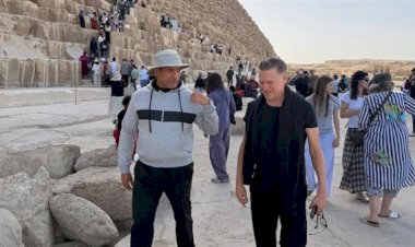 الفنان العالمي براين آدمز وأسرته يزورون منطقة أهرامات الجيزة