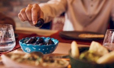 «اوعى تملأ بطنك».. حسام موافي يوضح أخطر عادة بعد الإفطار