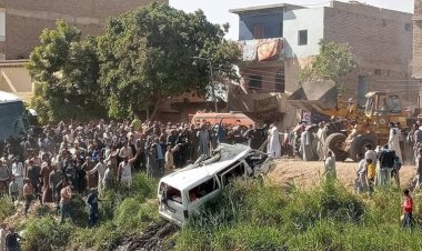 وفاة السائق وإصابة 13راكبا وفقدان 4 في انقلاب ميكروباص بترعة أصفون بالأقصر