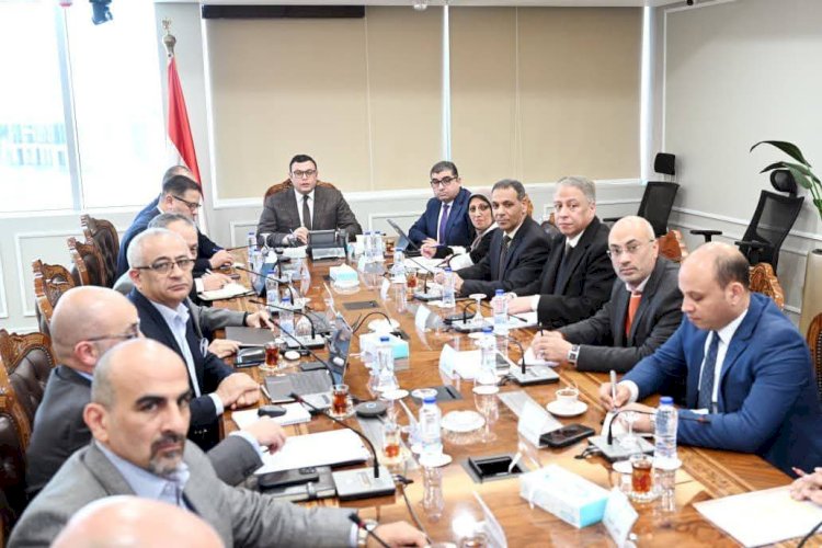 وزير الإسكان يعقد اجتماعاً مع مسؤولي "سيتي إيدج" لبحث موقف تطوير وتشغيل الشواطئ بمدينة العلمين