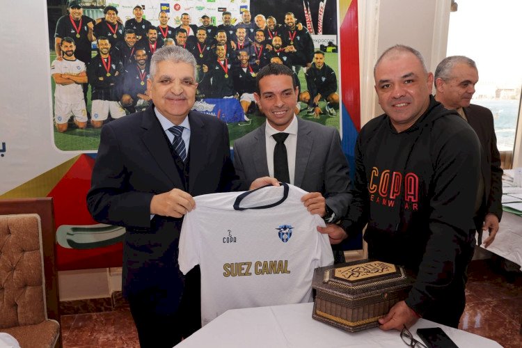 الفريق أسامة ربيع يكرم فريق الهوكي بنادي بورفؤاد الرياضي بعد تتويجه بطل إفريقيا للأندية