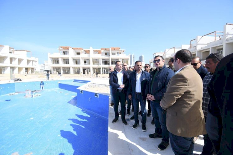 وزير الإسكان يتفقد الشاليهات والفيلات والعمارات السكنية بكومباند "مزارين" بمدينة العلمين الجديدة