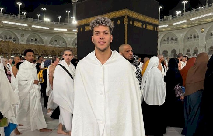 إمام عاشور ينشر صورته أمام الكعبة ويعلق: "الحمد لله"