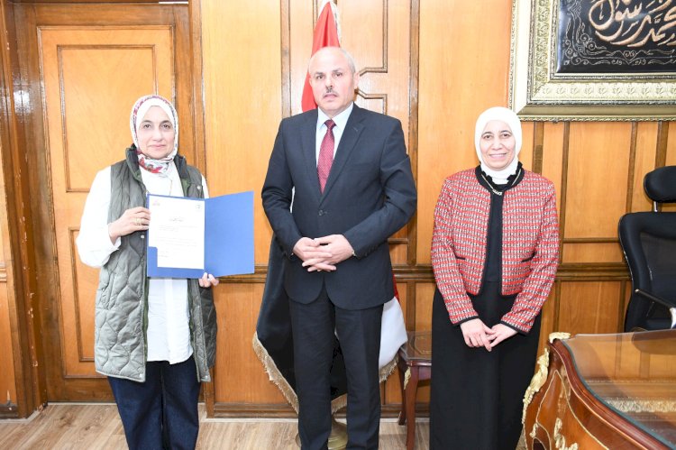 رئيس جامعة قناة السويس يُكرّم المهندسة أمل شكري يوسف مدير إدارة الكهروميكانيكا بالإدارة العامة للشؤون الهندسية لبلوغها سن التقاعد.