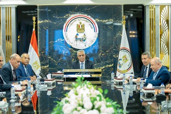 وزير الدولة للإنتاج الحربي يجتمع برؤساء مجالس إدارات الشركات التابعة وعدد من القيادات بالوزارة والهيئة