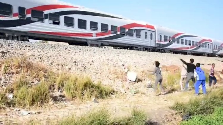 النقل تناشد المواطنين المشاركة  فى التوعية من مخاطر ظاهرة رشق الاطفال للقطارات بالحجارة