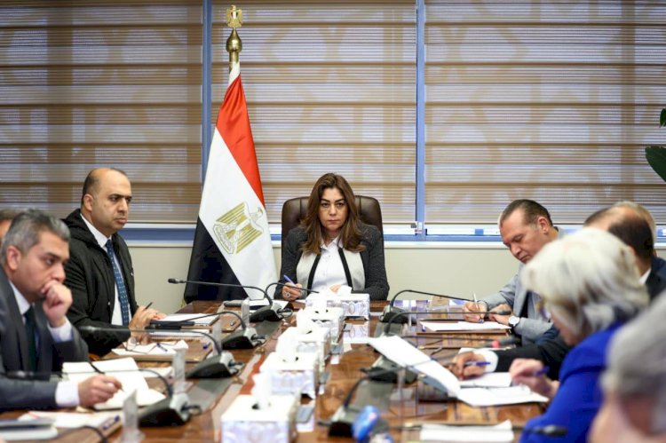 وزيرة التنمية تعقد اجتماعاً موسعاً مع قيادات الوزارة ورئيسي جهازي شئون البيئة وإدارة المخلفات