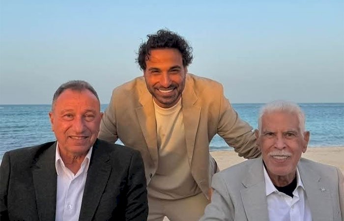 صورة للتاريخ مع الأساطير.. أحمد فهمي يتوسط الخطيب وحسن شحاتة