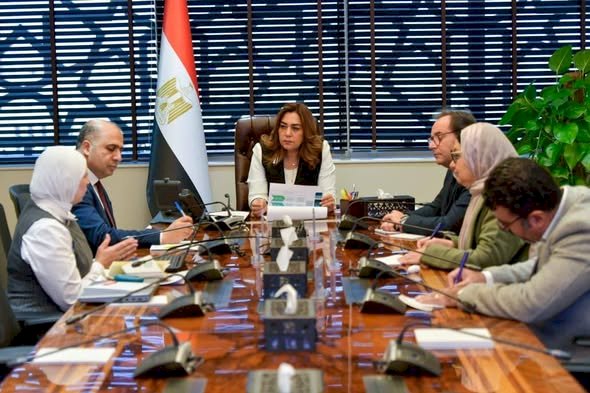 وزيرة التنمية تتابع آخر مستجدات جهود وإجراءات الوزارة للحد من استخدام الأكياس البلاستيكية