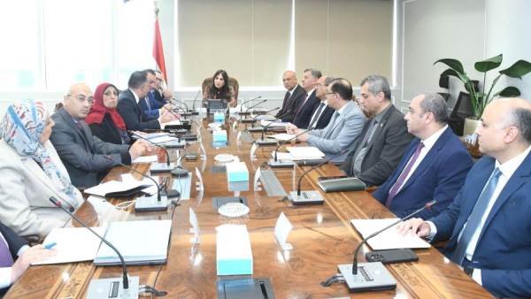 وزيرة الإسكان تبحث مع رئيس "التنمية الحضرية" آخر إجراءات تشغيل "حديقة تلال الفسطاط" وموقف عدد من المشروعات المشتركة