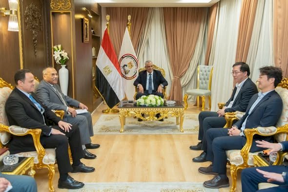 وزير الدولة للإنتاج الحربي يستقبل وفد شركة "Hanwha" الكورية الجنوبية