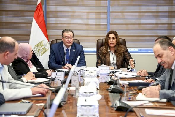 وزيرة التنمية المحلية تبحث مع رئيس الجهاز المركزي للتنظيم والإدارة تعديلات الهياكل التنظيمية بالوزارة