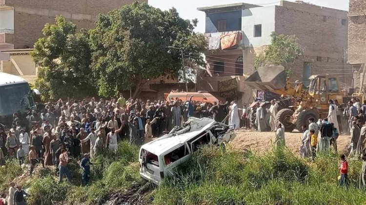 وفاة السائق وإصابة 13راكبا وفقدان 4 في انقلاب ميكروباص بترعة أصفون بالأقصر