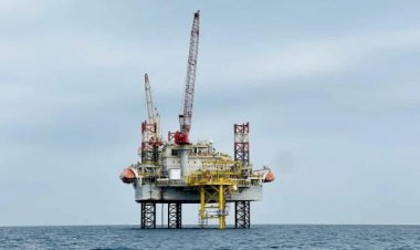 البترول: لا خسائر بشرية أو تلوث من حادث اصطدام ناقلة بمنصة بترولية