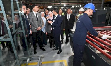 وزير الصناعة ومحافظ الجيزة يتفقدان مصنع صناعة زجاج السيارات والألومنيوم  بمدينة السادس من أكتوبر