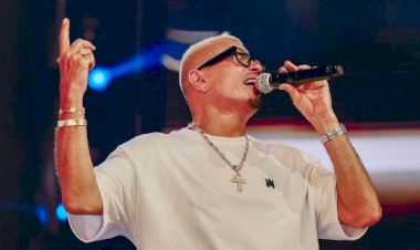 عمرو دياب يعلن تأجيل حفله الغنائي في دبي