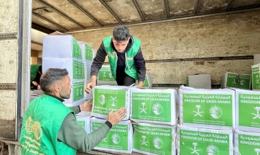 مركز الملك سلمان للإغاثة يوزع سلالًا غذائية على الأسر النازحة في مدينة خان يونس بقطاع غزة