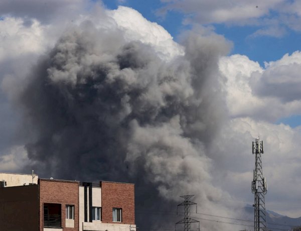 رويترز: دوي انفجارات متكررة في أبوظبي قرب مطار زايد الدولي