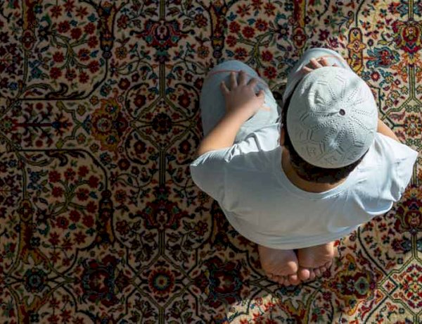 كيف نحمي أبناءنا من فخ إضاعة الصلاة واتباع الشهوات؟