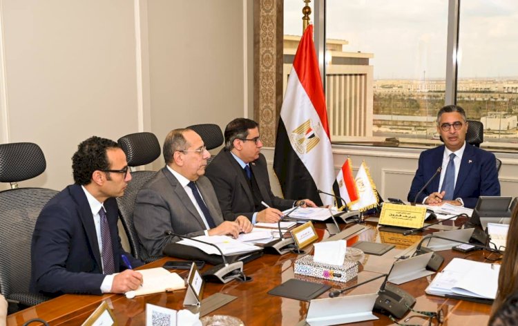 وزير التموين يعقد اجتماعًا موسعًا لمتابعة الاحتياطي الاستراتيجي من السلع والاطمئنان على توافرها بالأسواق