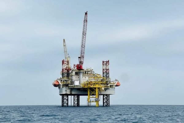 البترول: لا خسائر بشرية أو تلوث من حادث اصطدام ناقلة بمنصة بترولية