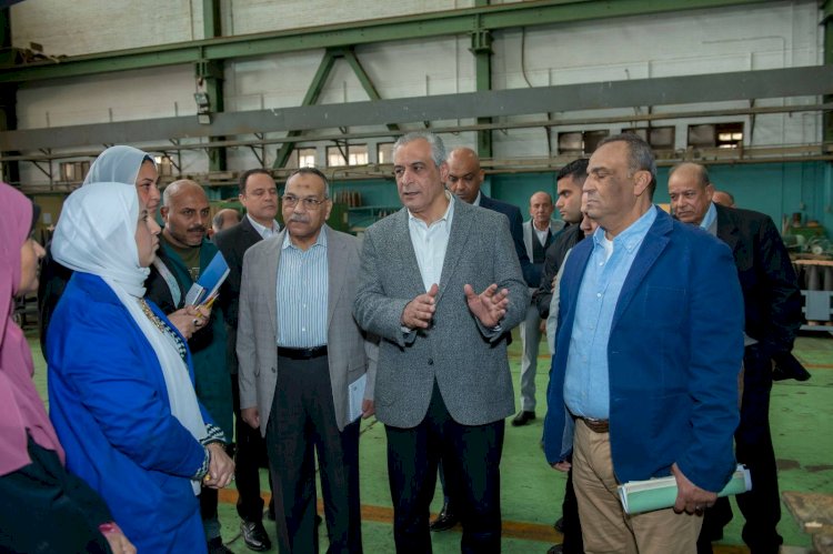 وزير الإنتاج الحربي يتفقد شركتي "حلوان للصناعات الهندسية" و"حلوان للمسبوكات"