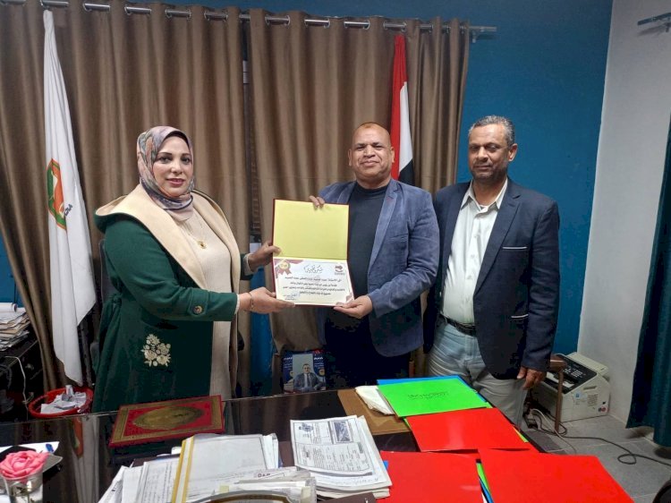 رئيس حى الكوثر بسوهاج تكرم العاملين المتميزين تقديراً لجهودهم