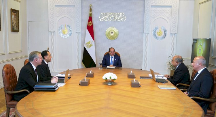 الرئيس السيسي يجتمع مع رئيس الوزراء ووزيرا الكهرباء والبترول