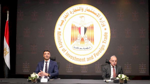 وزير الصناعة يبحث مع وزيري الاستثمار والمالية محاور البرنامج الوطني لتنمية صناعة السيارات