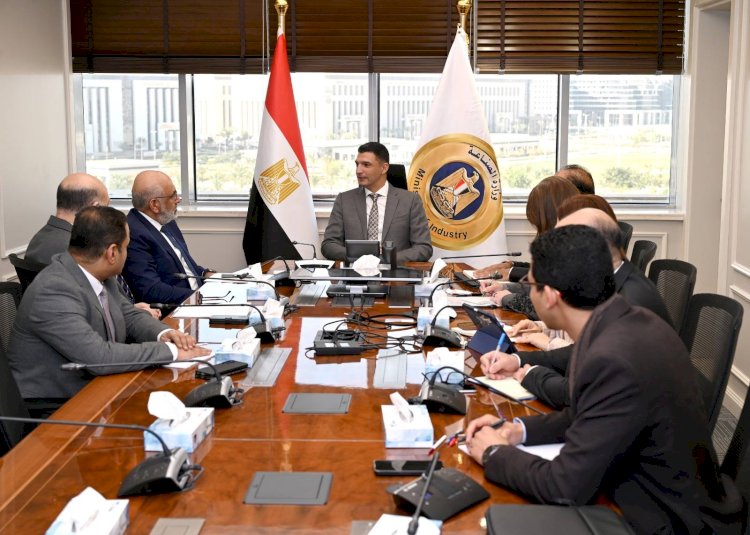 وزير الصناعة يبحث مع المدير التنفيذي لمجموعة الدول العربية في البنك الدولي سبل تعزيز التعاون