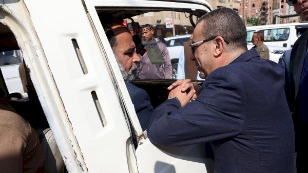 محافظ المنوفية يتفقد مواقف سيارات الأجرة لمتابعة الالتزام بالتعريفة الجديدة