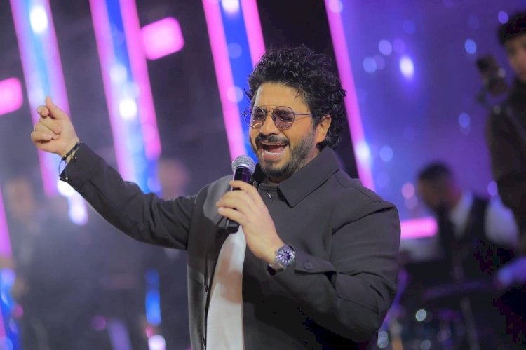 مصطفى حجاج يتألق بأجمل أغانيه فى حفل مسرح البالون ويرفع شعار كامل العدد