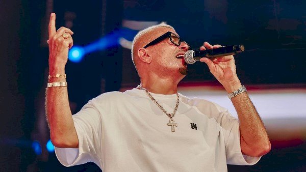 عمرو دياب يعلن تأجيل حفله الغنائي في دبي