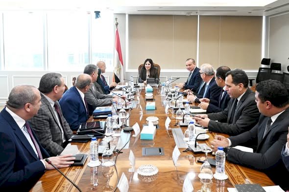 وزيرة الإسكان تتابع جهود توطين صناعة المهمات المستخدمة في مشروعات مياه الشرب ومعالجة الصرف الصحي