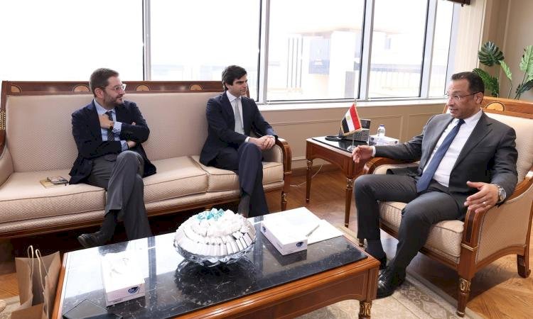 وزير الاتصالات يلتقي مع الرئيس التنفيذي لجامعة IE الإسبانية لبحث آفاق التعاون في بناء القدرات الرقمية    