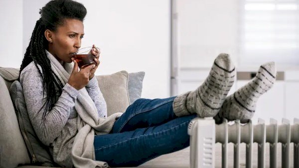 أسباب الشعور بالبرد باستمرار دون سبب واضح وطرق العلاج