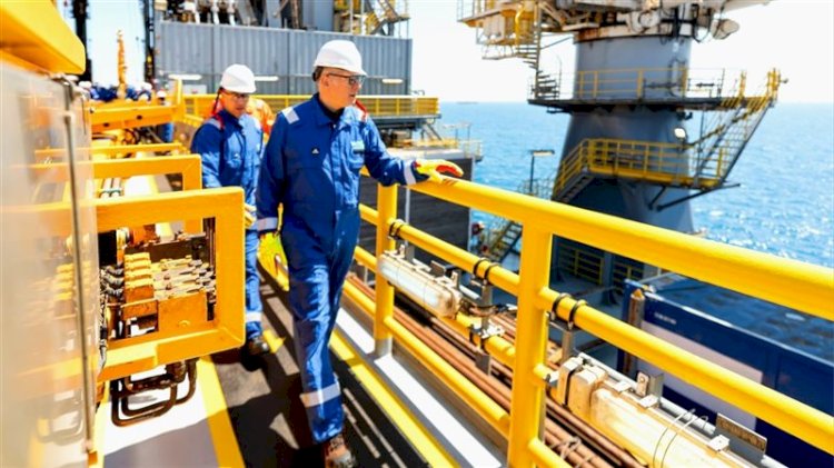 وزير البترول يتفقد سفينة حفر 5 آبار غاز جديدة لصالح “بي بي” و”أركيوس ”