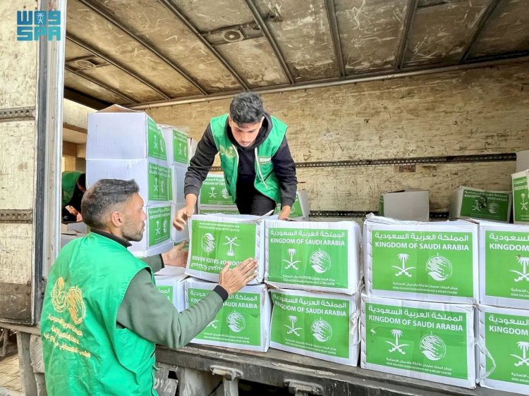 مركز الملك سلمان للإغاثة يوزع سلالًا غذائية على الأسر النازحة في مدينة خان يونس بقطاع غزة
