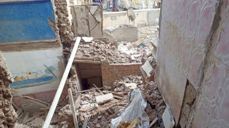 انهيار جزئي بمنزل سكني من ثلاثة طوابق بالمحلة دون إصابات