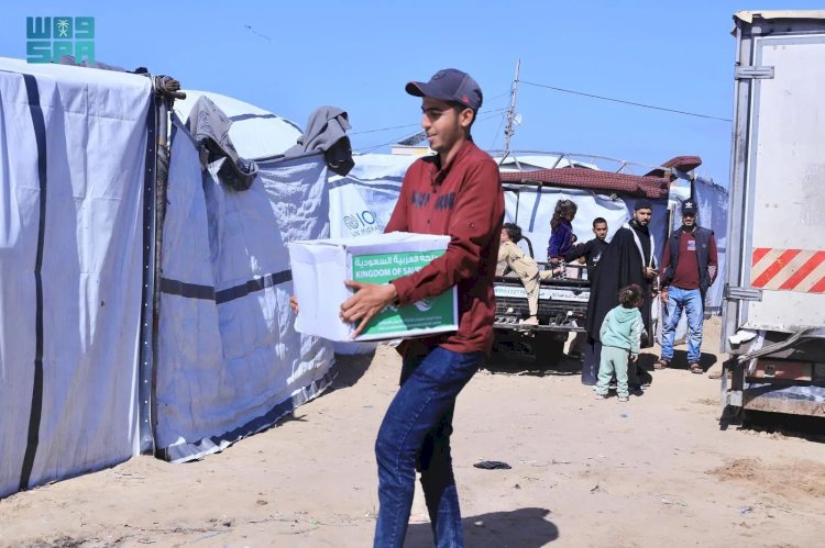 مركز الملك سلمان للإغاثة يواصل توزيع السلال الغذائية جنوب قطاع غزة
