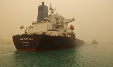 نجاح جهود قاطرات الإنقاذ البحري بقناة السويس في تعويم سفينة الصب" XIN TAIN YUAN"