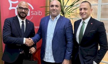 بنك saib  يسلم هاتف iPhone 17  للفائز بحملته الترويجية لبطاقاته الائتمانية خلال شهر رمضان