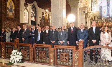 وزير العمل يشارك في قداس عيد القيامة المجيد بالكاتدرائية المرقسية ويهنئ قداسة البابا تواضروس الثاني