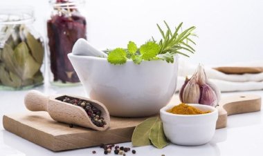 وصفات طبيعية لعلاج ألم المعدة.. حلول سهلة من قلب المطبخ لراحة فورية