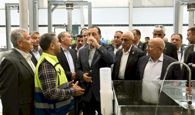 رئيس الوزراء يتفقد محطة تحلية مياه البحر بمدينة العريش