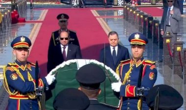 السيسي يضع إكليلا من الزهور على النصب التذكاري وقبر السادات في الذكرى 44 لتحرير سيناء