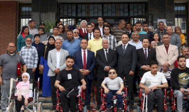 جامعة المنيا : توزيع 20 جهاز حاسب لوحى و5 كراسي كهربائية للطلاب ذوي الإعاقة