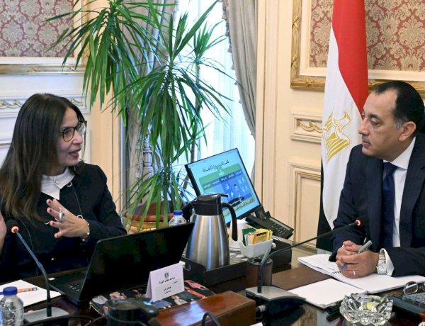 رئيس الوزراء يستعرض مع وزيرة الثقافة الأهداف الاستراتيجية للوزارة وخططها حتى أبريل 2026