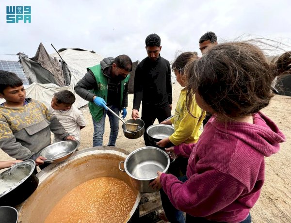 تواصل عمليات توزيع المساعدات على سكان قطاع غزة عبر أطقم مركز الملك سلمان الإغاثي