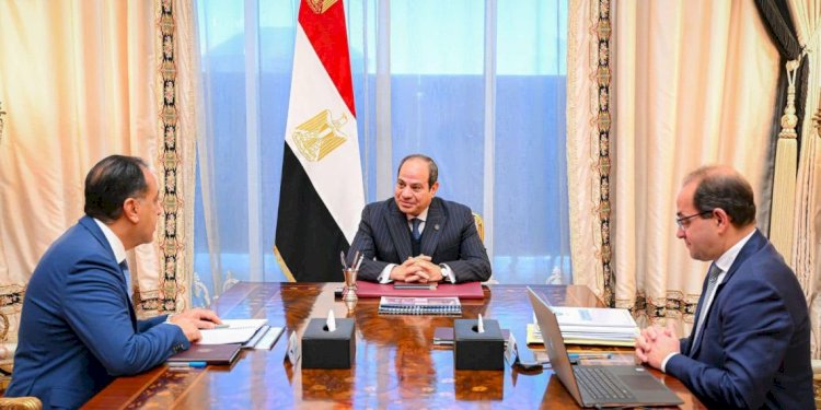 الرئيس السيسي يجتمع مع رئيس الوزراء ووزير المالية